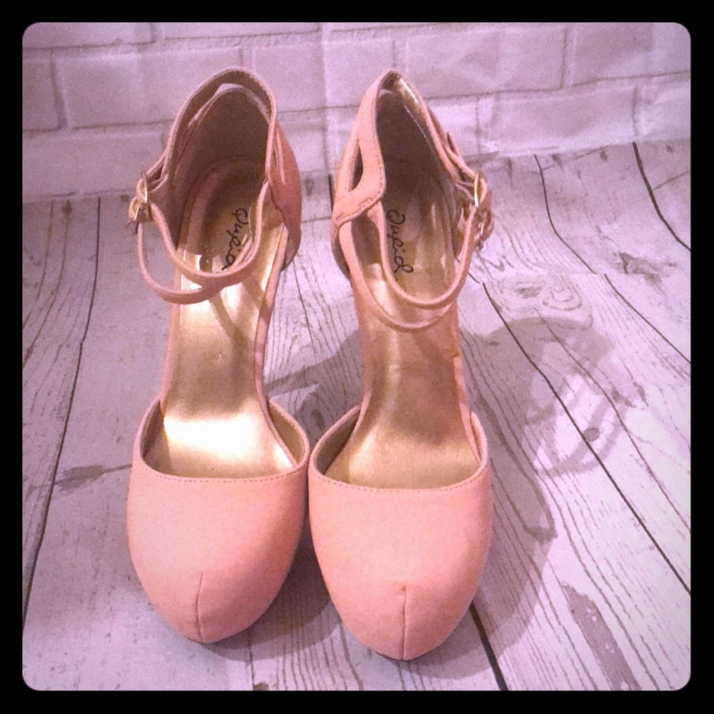Pink heels size 6 new without box.